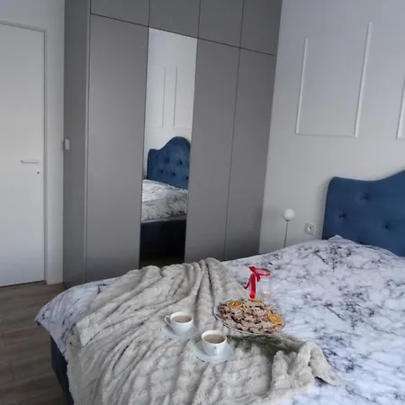 Готель Apartament River House *